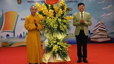 Hòa thượng Thích Thanh Điện tặng hoa chúc mừng đến GS.TS Hoàng Anh Tuấn