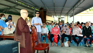  Hòa thượng Thích Chơn Nguyên động viên người mù vượt qua khó khăn - Ảnh: CTV