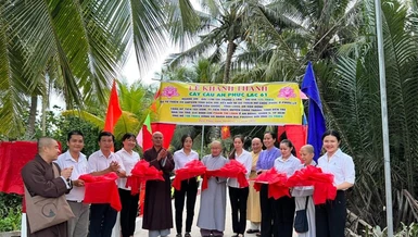 Đại diện các đơn vị cắt băng khánh thành cầu bê-tông nông thôn