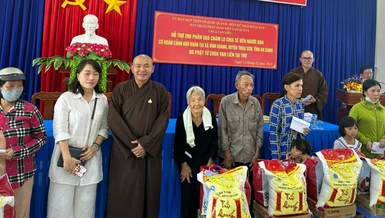 Chùa Vạn Liên trao quà đến với bà con có hoàn cảnh khó khăn tại xã Vĩnh Khánh