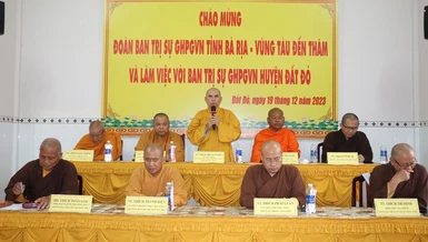 Thượng tọa Thích Nhuận Nghĩa phát biểu tại buổi làm việc với Ban Trị sự H.Đất Đỏ