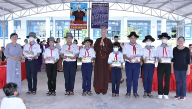Hòa thượng Thích Chơn Không đại diện Ban Hướng dẫn Phật tử TP.HCM và chùa Thiên Tôn trao quà, học bổng cho học sinh