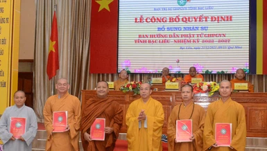Thượng tọa Thích Giác Nghi trao quyết định bổ sung nhân sự 