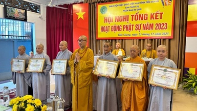 Trao Bằng công đức đến đại diện đơn vị, cá nhân hoàn thành tốt hoạt động Phật sự