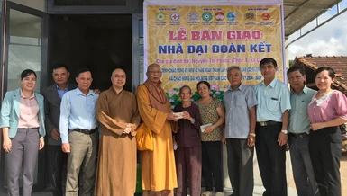 Đắk Lắk: Phân ban Phật tử dân tộc T.Ư bàn giao nhà Đại đoàn kết tại H.Cư M’gar