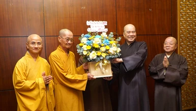  Đại diện Ban Trị sự GHPGVN TP.HCM tặng hoa chúc mừng hội nghị