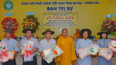 Các huynh trưởng nhận Bằng công đức của Ban Trị sự GHPGVN tỉnh