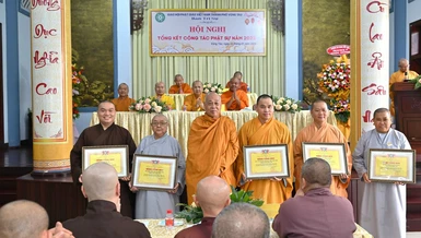 Đại diện 5 tập thể nhận Bằng tuyên dương công đức của Ban Trị sự GHPGVN tỉnh