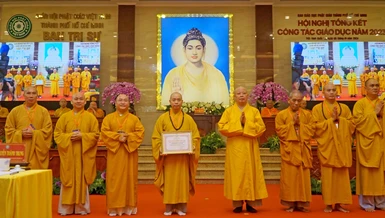 Hòa thượng Thích Lệ Trang trao Bằng tuyên dương công đức đến tập thể Ban Giáo dục Phật giáo TP.HCM