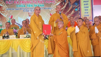 Thượng tọa Thích Tỉnh Cường trao quyết định trụ trì chùa Tiên Thành đến Đại đức Thích Minh Đạt