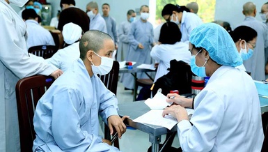 Các Ni sinh được khám bệnh, tư vấn về sức khỏe