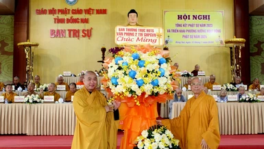 Thay mặt Hội đồng Trị sự, Thượng tọa Thích Phước Nguyên tặng hoa chúc mừng đến Thượng tọa Thích Huệ Khai