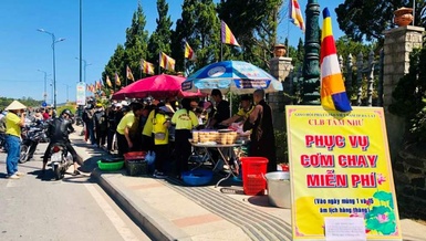 Các thành viên Câu lạc bộ Tâm Như và nhóm Phật tử chùa Quán Thế Âm tặng cơm chay 