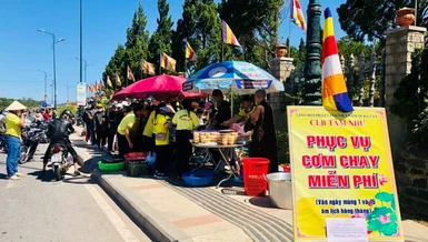 Các thành viên Câu lạc bộ Tâm Như và nhóm Phật tử chùa Quán Thế Âm tặng cơm chay 