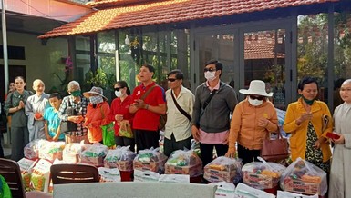 Đoàn trao quà Tết đến những hoàn cảnh khó khăn