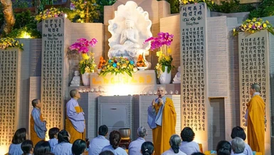An vị tôn tượng Bồ-tát Quán Thế Âm tại chùa Hải Vân