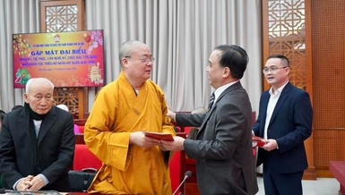 Trưởng lão Hòa thượng Thích Thanh Nhiễu cùng các đại biểu tại buổi họp mặt mừng Xuân Giáp Thìn