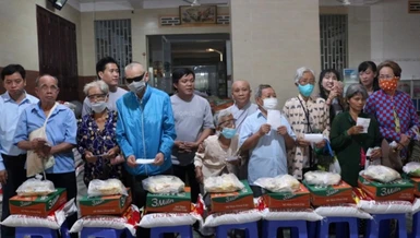 Chùa Thiên Phước trao quà đến người khiếm thị khó khăn