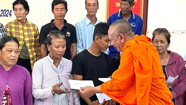 Hòa thượng Danh Lung trao quà Tết tại H.An Biên