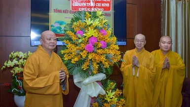 Hòa thượng Thích Lệ Trang tặng hoa chúc mừng đến Ban Kiểm soát và Ban Pháp chế