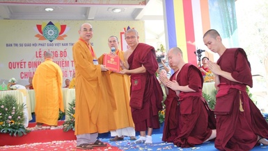 Thượng tọa Thích Tỉnh Cường trao quyết định đến Đại đức Thích Tuệ Dũng, tân trụ trì chùa Tứ Phương Tăng 