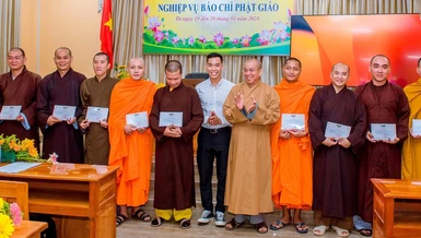 Thượng tọa Thích Giác Nghi trao chứng nhận cho các học viên tham gia khóa học - Ảnh: PGBL