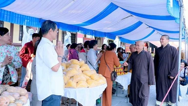 Hòa thượng Thích Huệ Thông thăm gian hàng 0 đồng phục vụ cho bà con dịp Tết