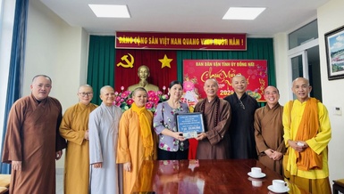 Đại diện Ban Dân vận Tỉnh ủy Đồng Nai tiếp nhận tiền ủng hộ từ Thượng tọa Thích Minh Trí, Ban Trị sự GHPGVN TP.Biên Hòa