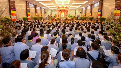 Phật tử tham gia Pháp hội Dược Sư đầu xuân tại Việt Nam Quốc Tự 