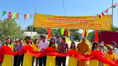  Cắt băng khánh thành cầu bê-tông tại tỉnh Vĩnh Long