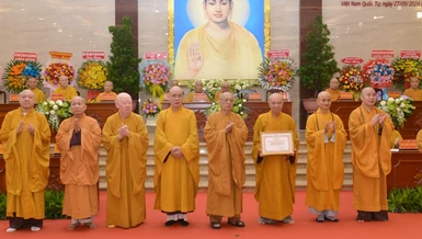 Tập thể Ban Hoằng pháp GHPGVN TP.HCM nhận Bằng tuyên dương công đức của Ban Thường trực Ban Trị sự GHPGVN TP.HCM