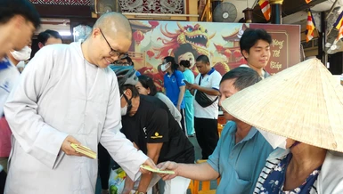 Ni sư Thích nữ Huệ Đức trao quà hỗ trợ bà con khó khăn đón Tết cổ truyền