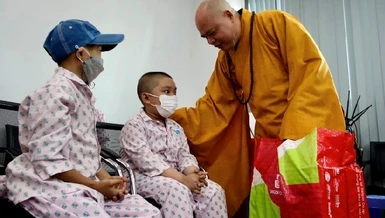 Thượng tọa Thích Thanh Phong động viên và trao quà đến bệnh nhi ung bướu vào sáng 23 tháng Chạp