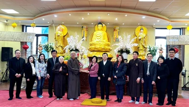 Bà Đại sứ trao quà chúc mừng Tết cổ truyền đến Hòa thượng Thích Thiện Bảo