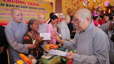 Ni trưởng Thích nữ Nhật Khương trao quà Tết đến những gia đình đồng bào S'Tiêng khó khăn