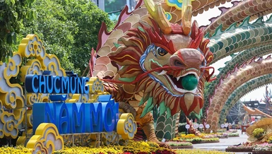 Linh vật rồng Tết năm Giáp Thìn chào đón năm mới tại Đường hoa Nguyễn Huệ - Ảnh: VnExpress