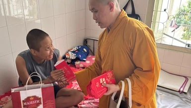 Đại đức Thích Giác Thọ trao lì xì mừng Tết cho các bệnh nhi Bệnh viện Nhi Đồng 2