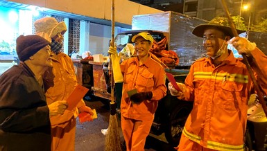 Ni trưởng Thích nữ Tịnh Nguyện thăm hỏi công nhân ngày cuối năm trên đường phố