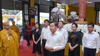 Phó Thủ tướng Chính phủ Lê Minh Khái và phái đoàn dâng hương tưởng niệm Giác linh Trưởng lão Hòa thượng Thích Hiển Tu