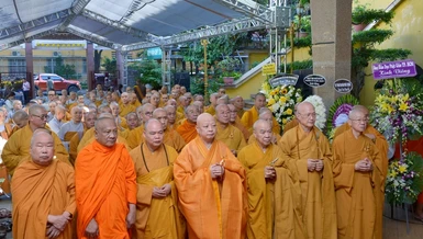 Phái đoàn Ban Trị sự GHPGVN TP.HCM viếng tang Trưởng lão Hòa thượng Thích Hiển Tu