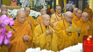 Chư tôn giáo phẩm Hội đồng Chứng minh, Hội đồng Trị sự GHPGVN niêm hương viếng Giác linh Trưởng lão Hòa thượng Thích Hiển Tu