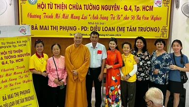 Đại đức Thích Minh Phú và gia đình tài trợ mổ mắt cho bệnh nhân nghèo