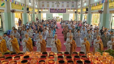 Đoàn chư Ni Quan Âm tu viện cúng dường tại chùa Vĩnh Tràng, tỉnh Tiền Giang 