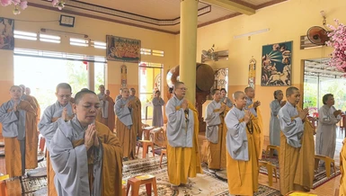 Chư Ni trong khóa lễ khai kinh Dược Sư đầu năm mới