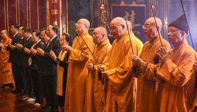 Chư tôn đức cùng đại biểu dâng hương cầu nguyện quốc thái dân an - Ảnh: Minh Khôi