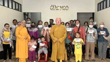 Ban Từ thiện xã hội báo Giác Ngộ đã trao tiền của bạn đọc đến các bệnh nhân hiểm nghèo - Ảnh: BTTXH BGN
