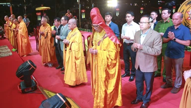 Chư tôn đức và đại diện chính quyền dâng hương tại lễ hội hoa đăng cầu nguyện quốc thái dân an
