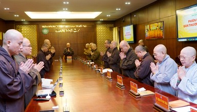 Chư tôn đức niệm Phật cầu gia hộ trước buổi họp