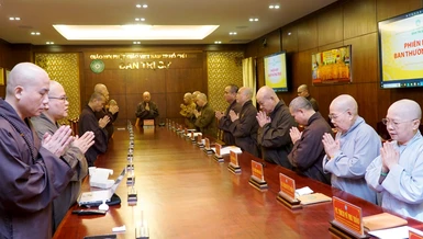 Chư tôn đức niệm Phật cầu gia hộ trước buổi họp