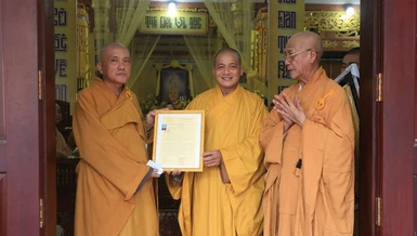 Đại đức Thích Lệ Duyên trao quyết định bổ nhiệm trụ trì chùa Long Nghĩa đến Đại đức Thích Bửu Thiện